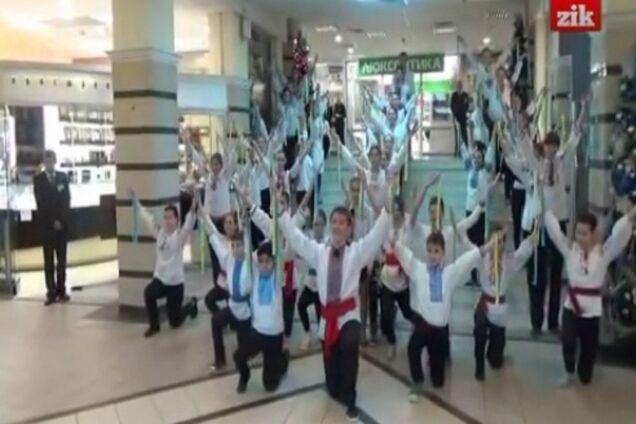 В киевском ТРЦ провели патриотический флешмоб: опубликовано видео