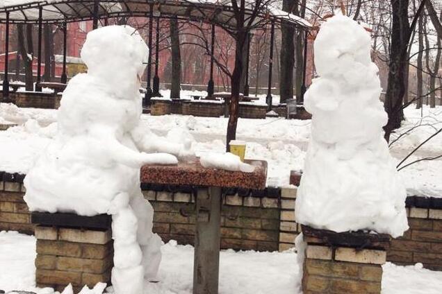 В киевском парке появились снежные шахматисты: фотофакт