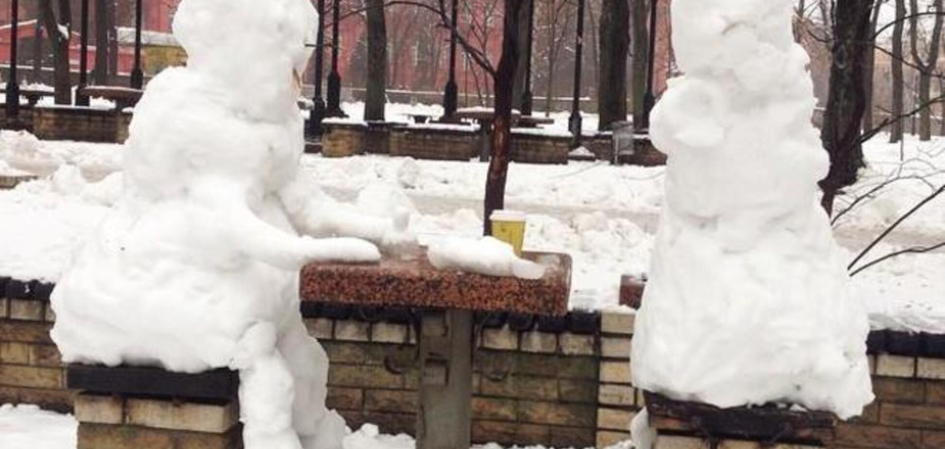 В киевском парке появились снежные шахматисты: фотофакт