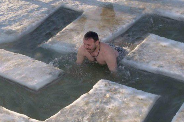 'Свинорылая бесовщина': экс-регионал Колесниченко выложил фото 'бойца 'Азова' в проруби-свастике