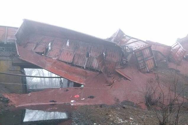 Опубліковані фото наслідків підриву мосту і товарного складу в Запорізькій області 