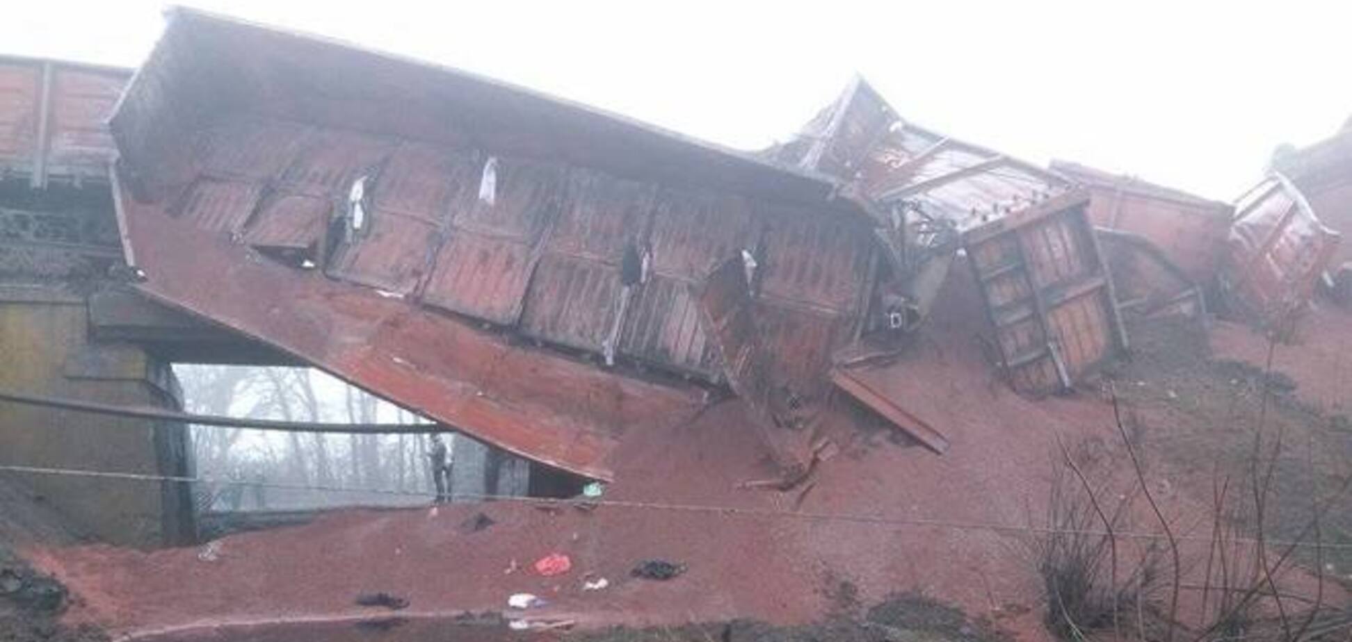 Опубліковані фото наслідків підриву мосту і товарного складу в Запорізькій області