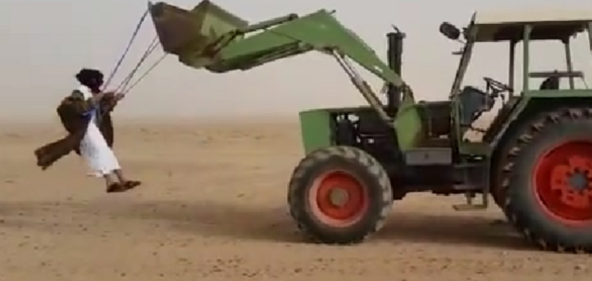 Интернет покорили арабы на качелях, едущие на неуправляемом тракторе