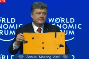 Порошенко в Давосе показал "символ российского терроризма" - фрагмент автобуса из-под Волновахи