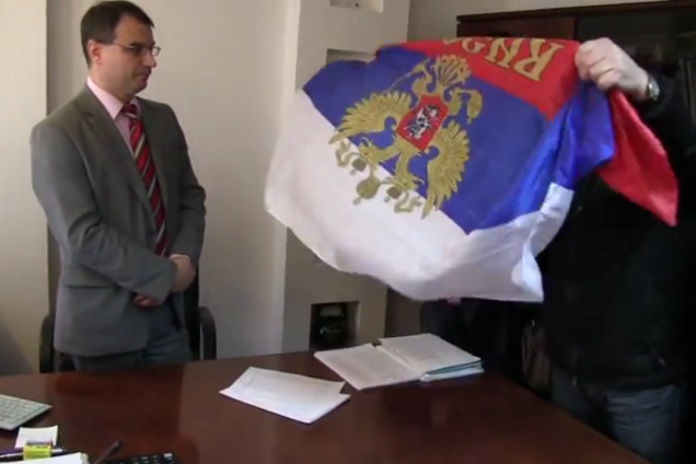 У директора днепропетровского театра нашли российский флаг: 'сепаратист' оказался в мусорном баке и в яйцах