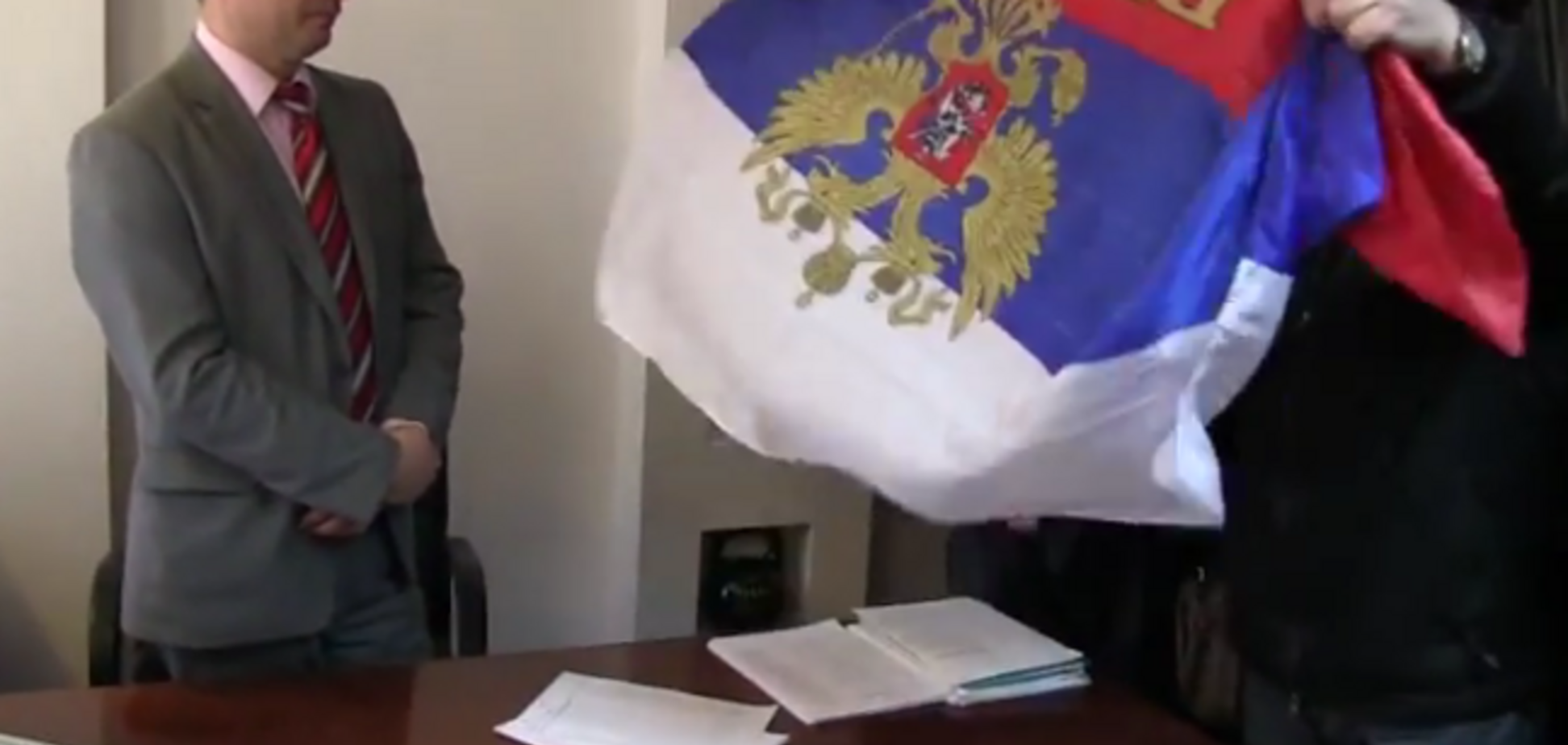 У директора днепропетровского театра нашли российский флаг: 'сепаратист' оказался в мусорном баке и в яйцах