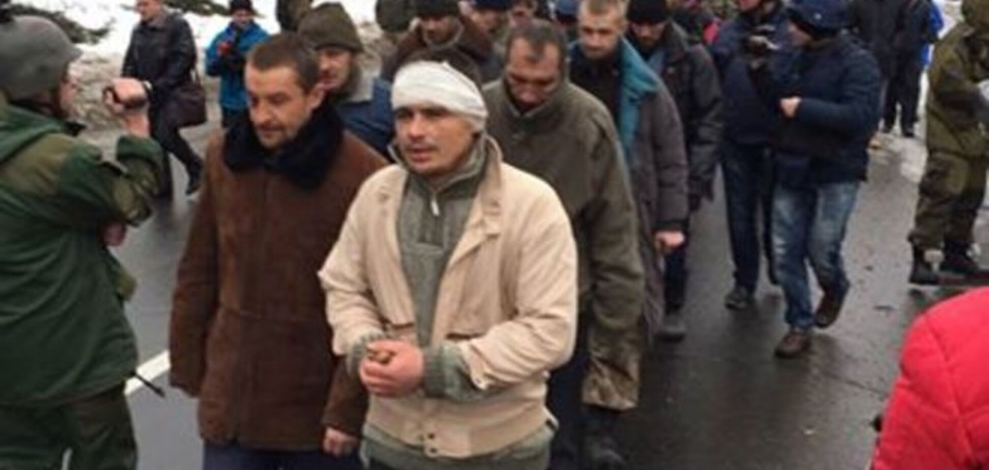 В Донецке террористы провели пленных по улицам города: опубликованы фото и видео
