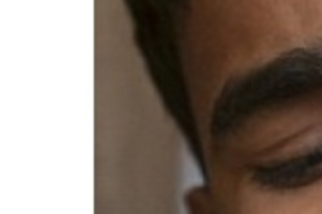 Индийский парень пропускает через себя электрический ток. Видеофакт