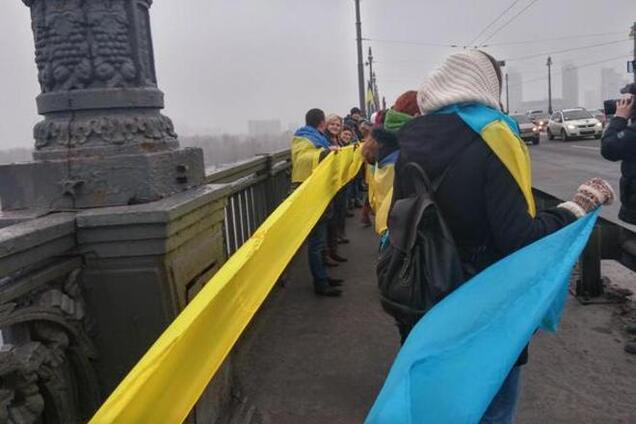 Киевляне создали живую цепь единения ко Дню соборности: опубликовано фото и видео