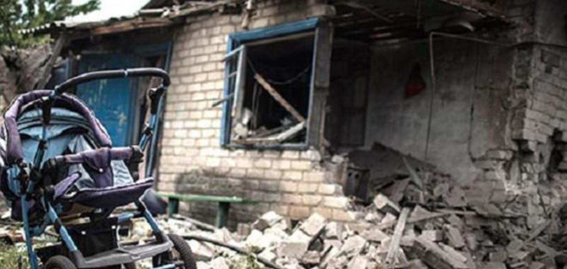 Снаряды 'накрыли' Марьинку: 9-летний мальчик погиб на глазах родителей, его 14-летний брат и бабушка ранены