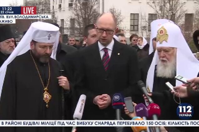 Яценюк возложил ответственность за обстрел донецкой остановки на Россию