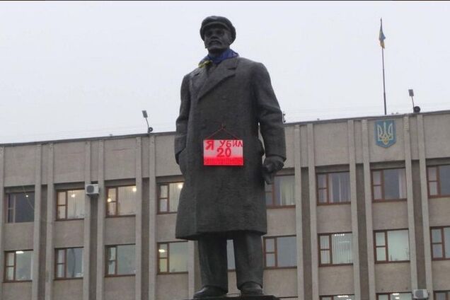 На памятнике Ленину в Славянске повесили табличку: 'Я убил 20 миллионов'. Фотофакт
