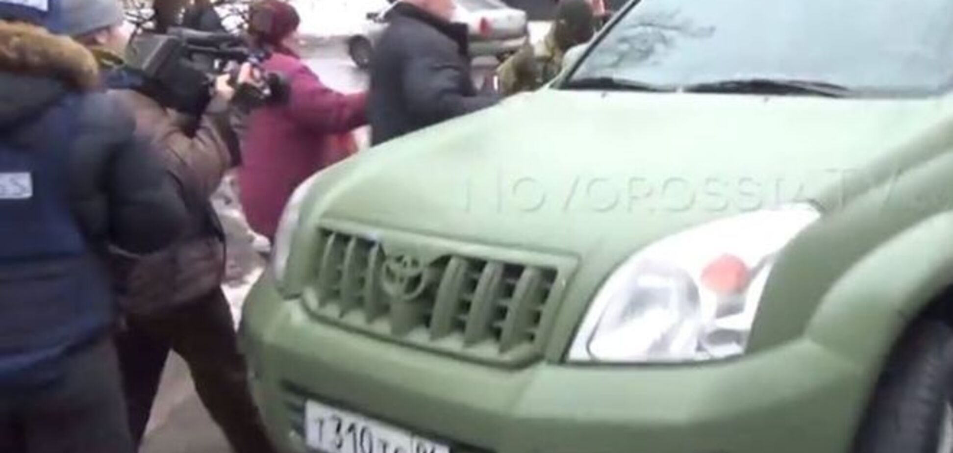 Боевики привезли 'киборга' на автомобиле с номерами России к разъяренным жителям на место трагедии в Донецке: видеофакт