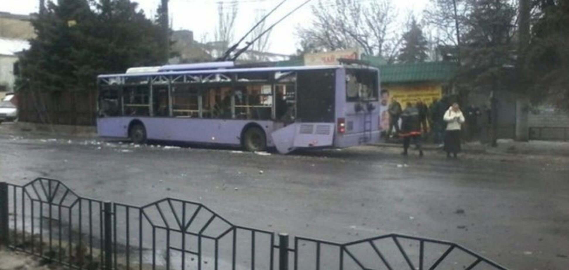 В Донецке обстреляна остановка и троллейбус: есть погибшие и раненые