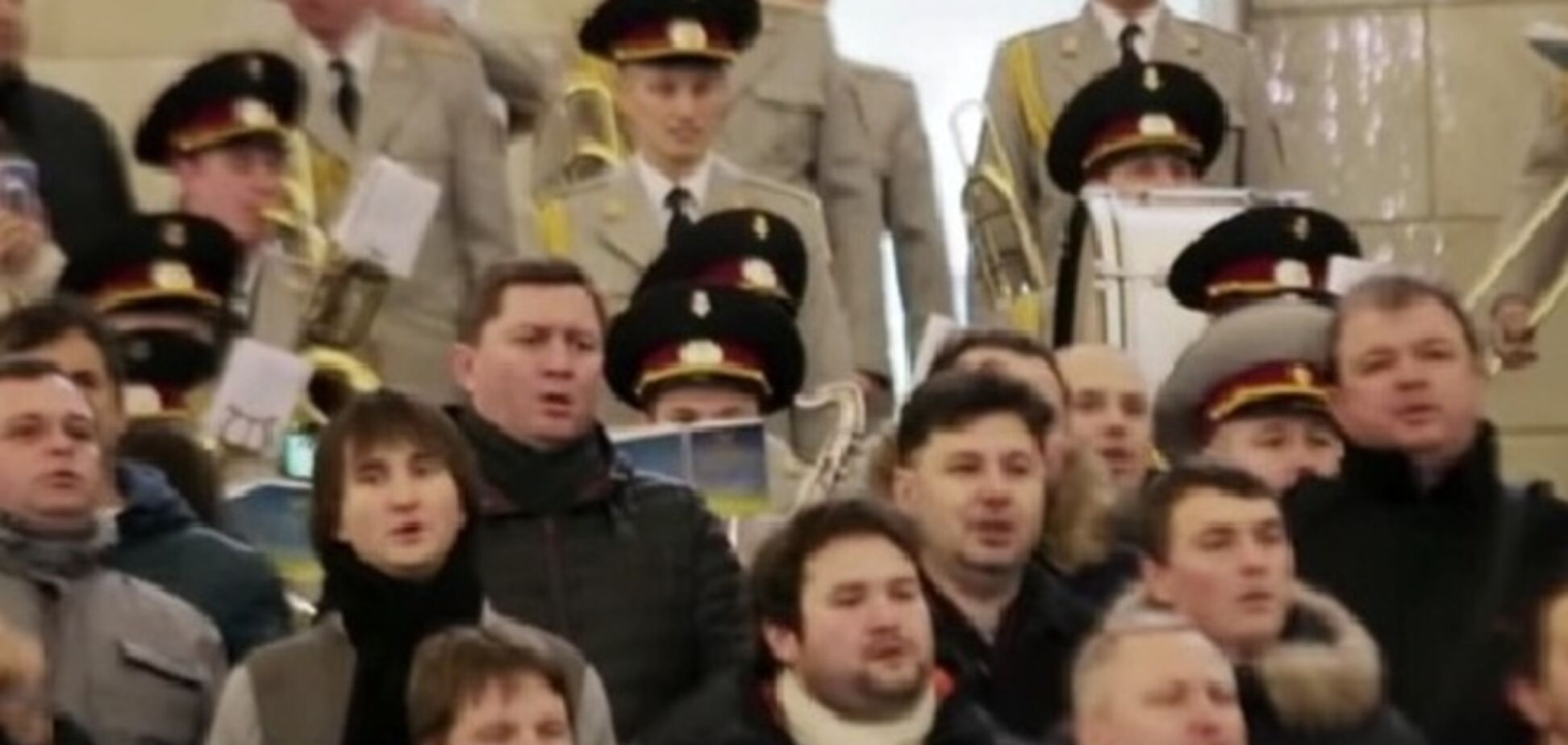 На киевском вокзале военный оркестр исполнил 'Боже, великий, единый': опубликовано видео