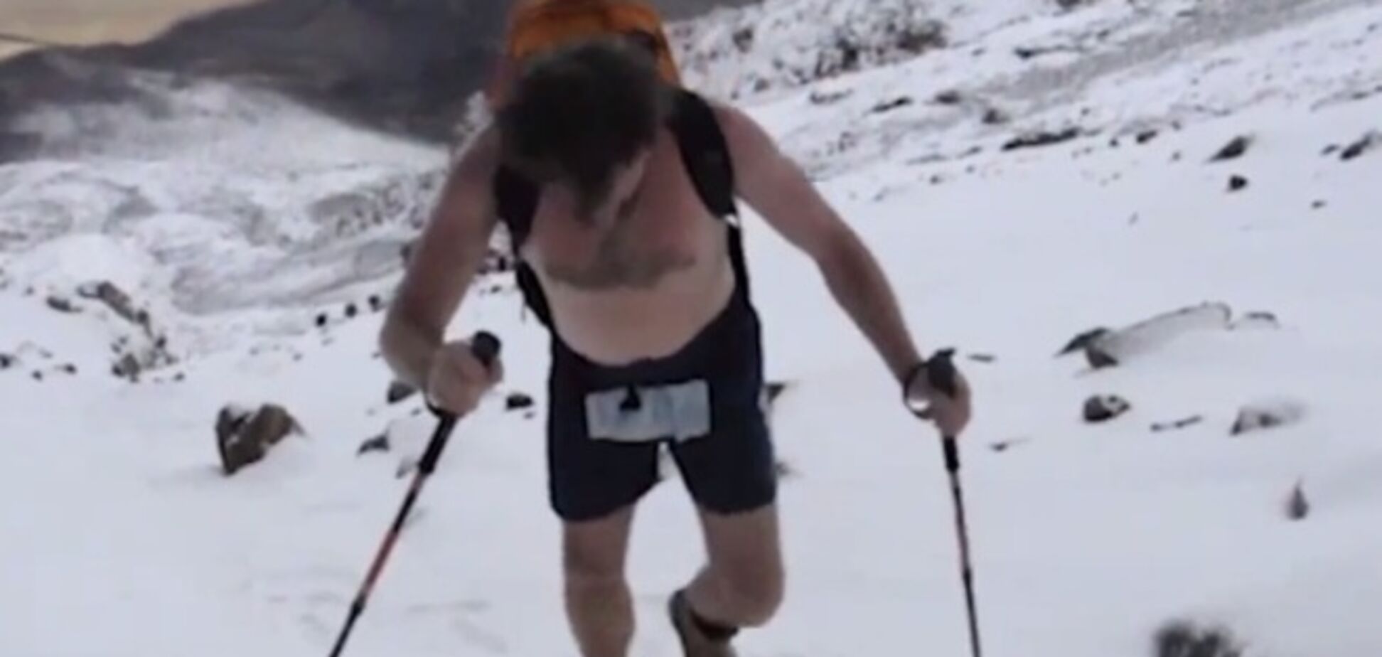 'Ледяной человек' в шортах покорил Килиманджаро