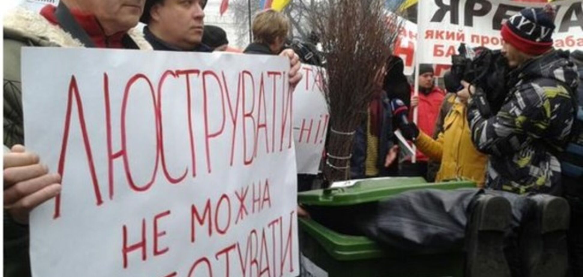 Активисты принесли под окна Порошенко мусорный контейнер с ногами: фотофакт