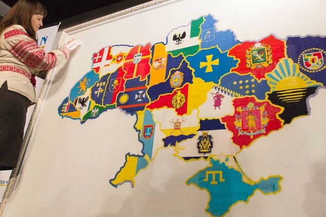 В Киеве показали вышитую 2-метровую карту Украины: опубликованы фото