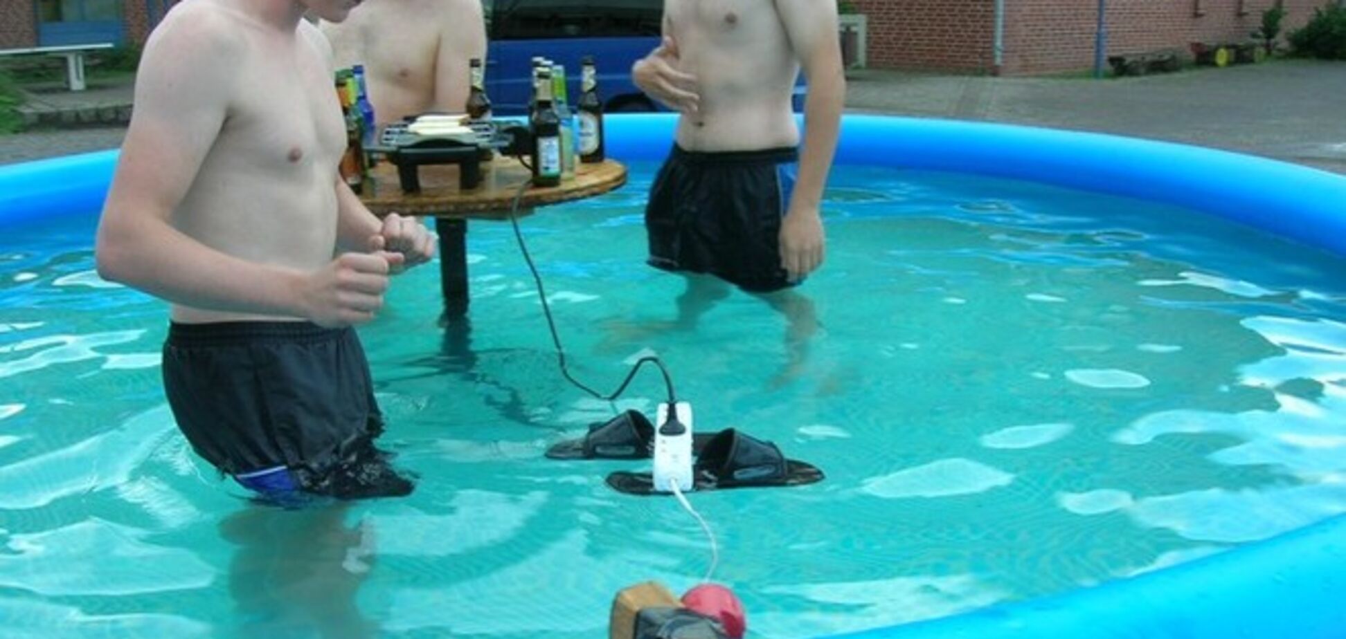 27 курьезных фото, объясняющих, почему женщины живут дольше мужчин