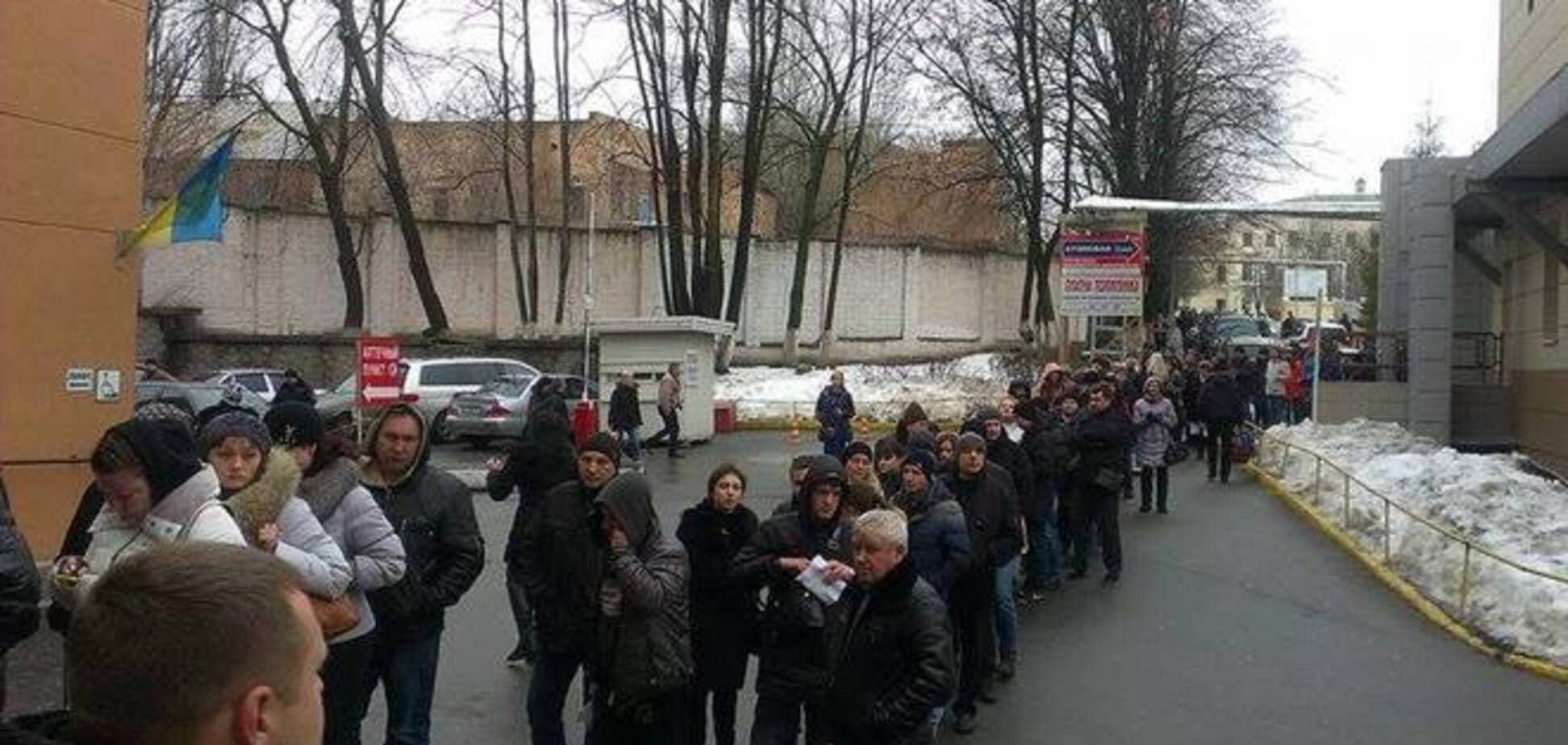 В Днепропетровске сотни людей сдают кровь для 'киборгов': опубликованы фото
