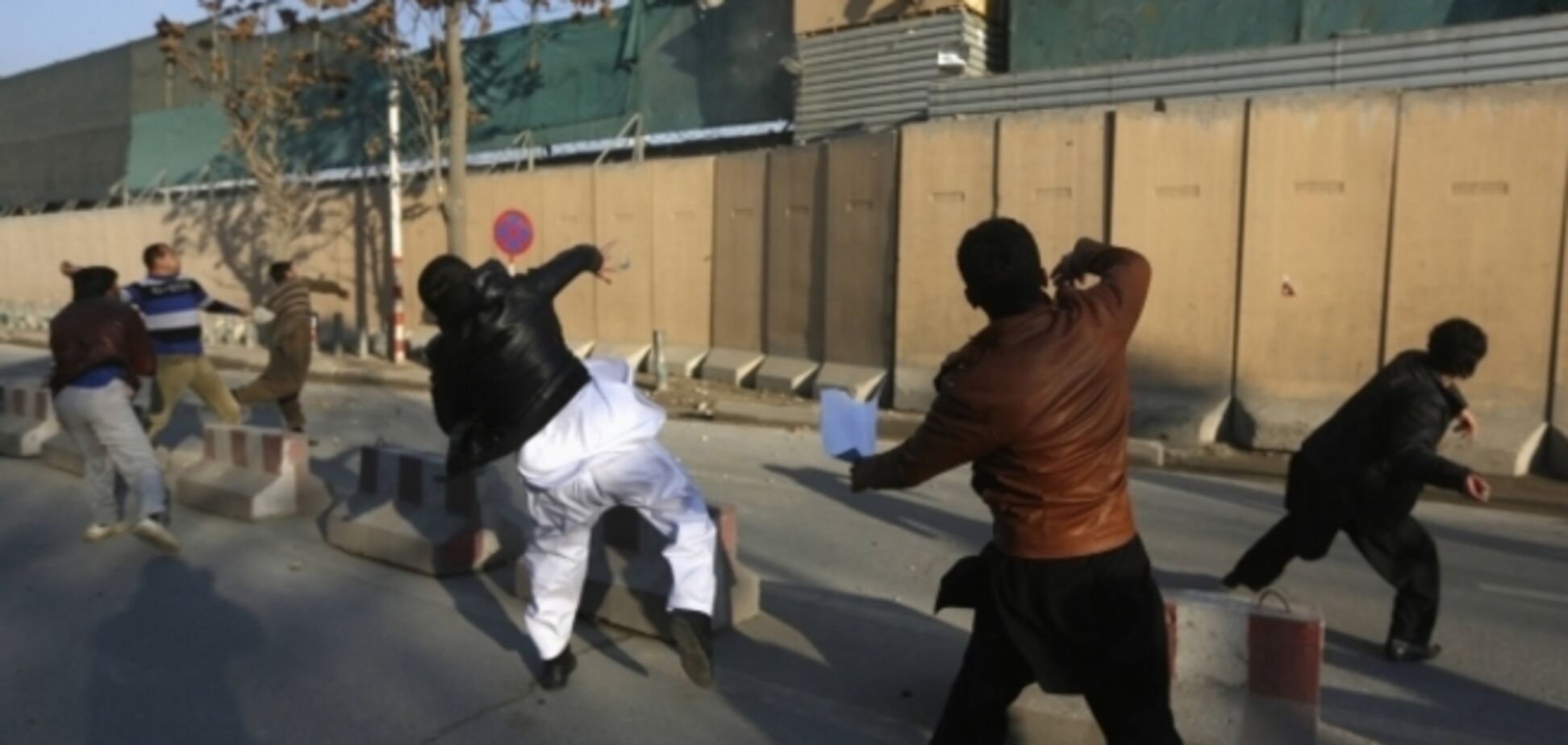 20 тысяч афганцев протестуют против Charlie Hebdo, охранники посольства открыли огонь