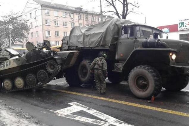 Террористы в центре Донецка протаранили маршрутку