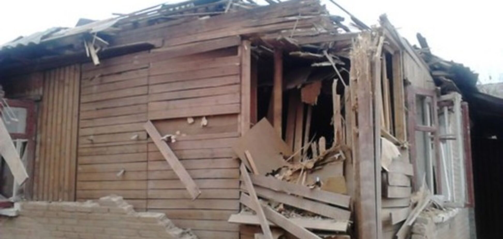 Терористи знову обстріляли Щастя, зруйновані будинки: фото- і відеофакти