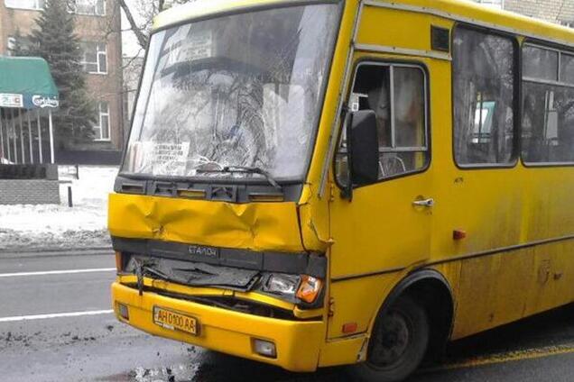 В Донецке террористы 'ДНР' протаранили маршрутку