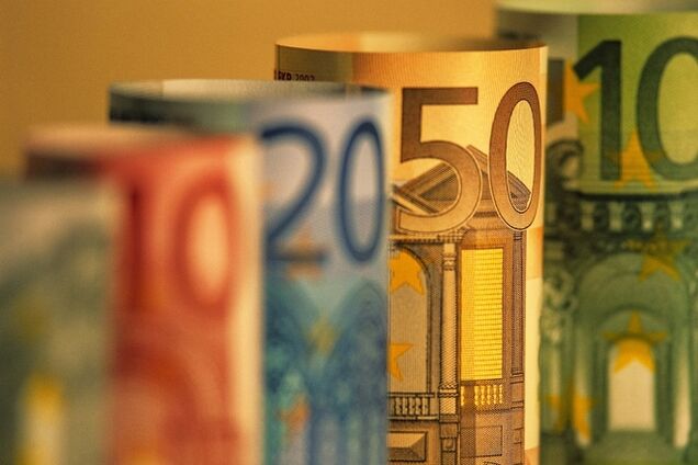 Евро обвалился к доллару до минимума за последние 11 лет