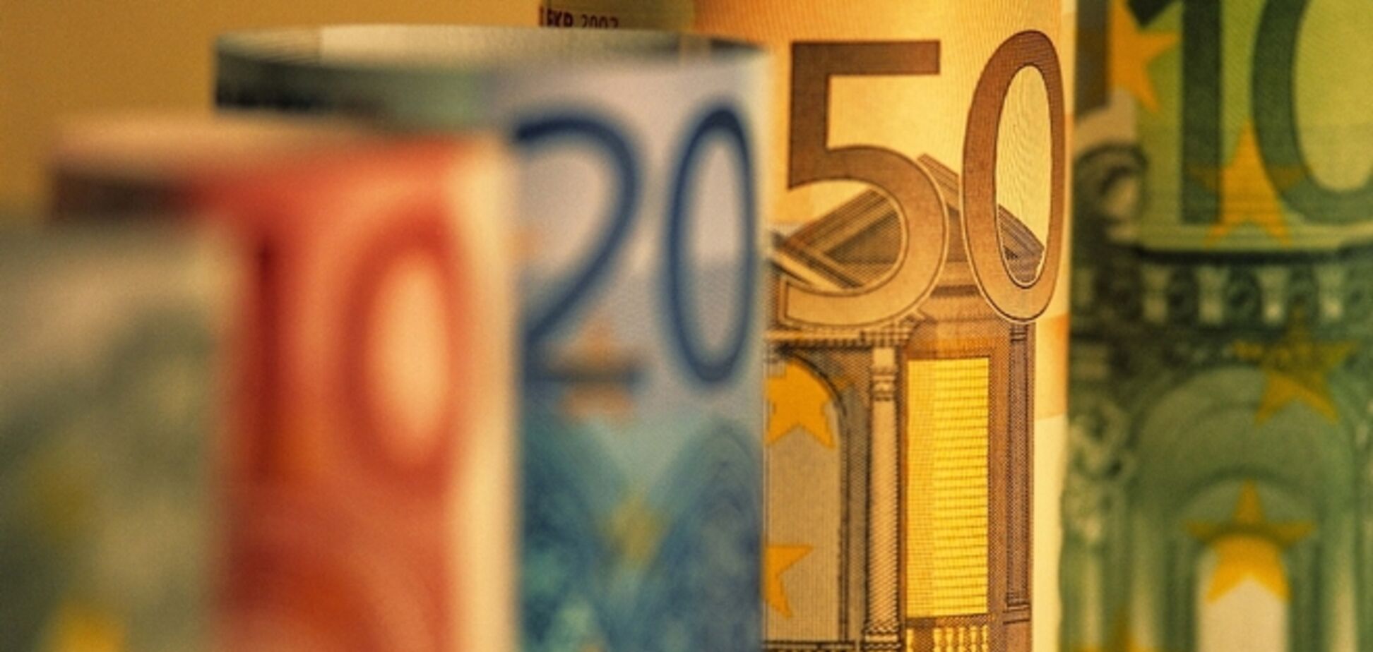 Евро обвалился к доллару до минимума за последние 11 лет