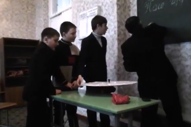 В Ровеньках школьники сидели на уроке, когда начался артиллерийский обстрел: видеофакт