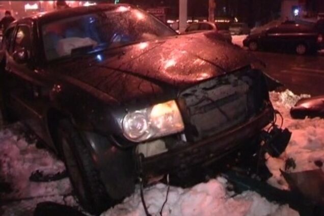 В Киеве водитель-лихач Chrysler вылетел на парковку и разбил два автомобиля