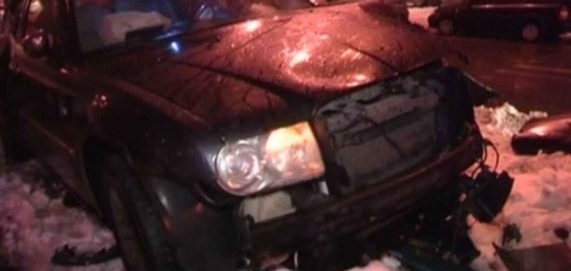 В Киеве водитель-лихач Chrysler вылетел на парковку и разбил два автомобиля