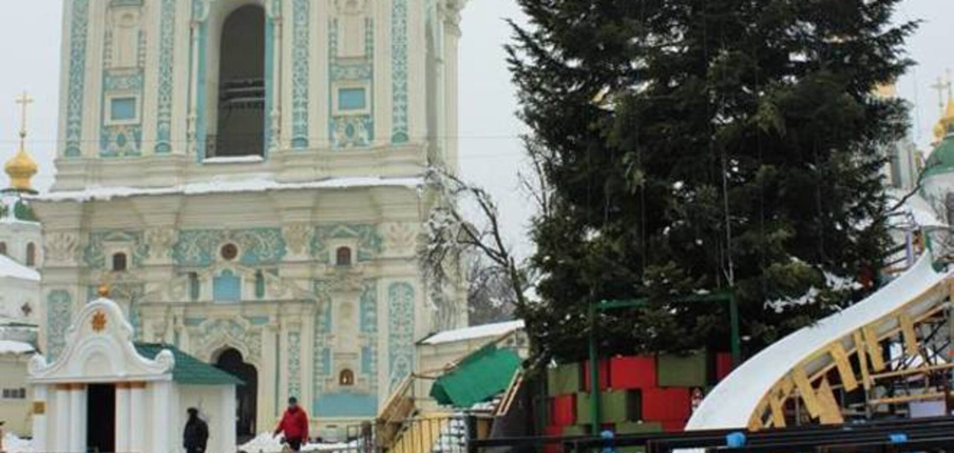 В Киеве демонтировали главную елку страны: опубликованы фото
