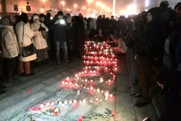 На Майдане Незалежности почтили память жертв теракта в Мариуполе: фото акции