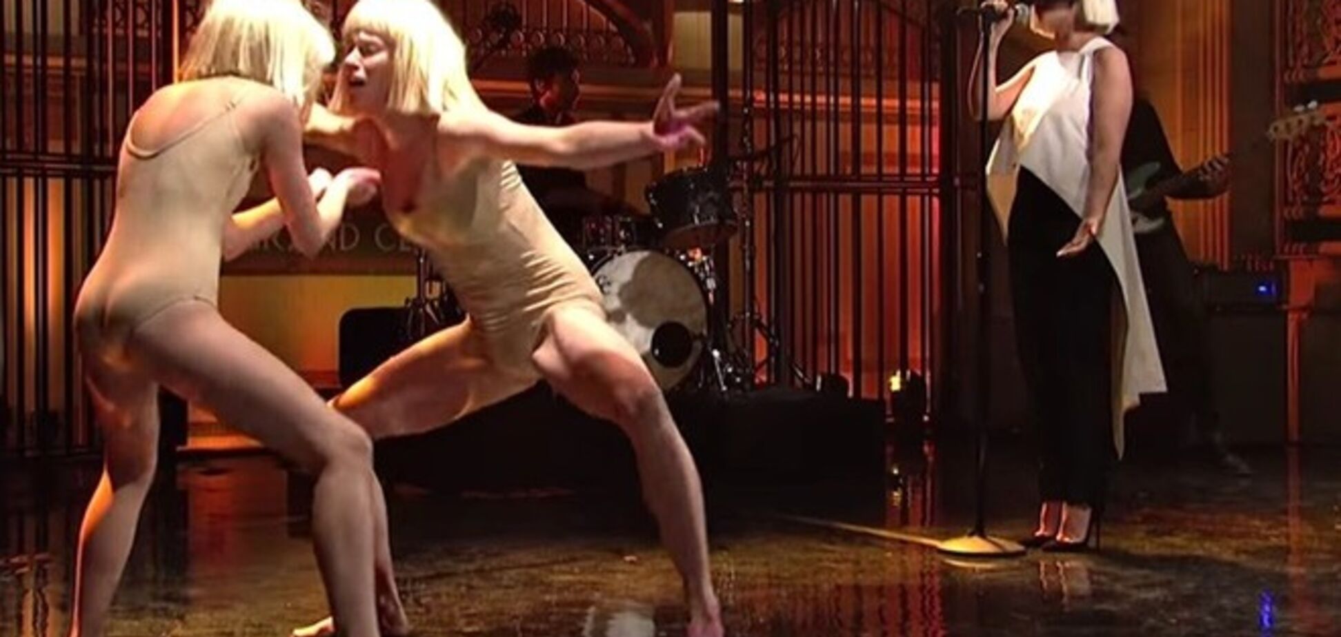 Sia исполнила нашумевшую 'Elastic heart' вживую