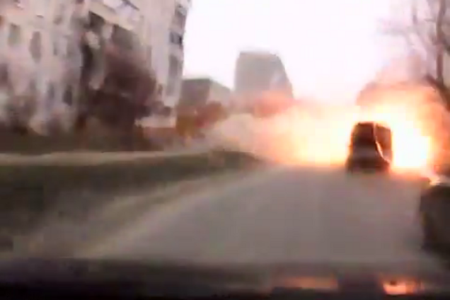 Теракт в Мариуполе: видеорегистраторы сняли попадание снарядов в жилые дома и автомобили