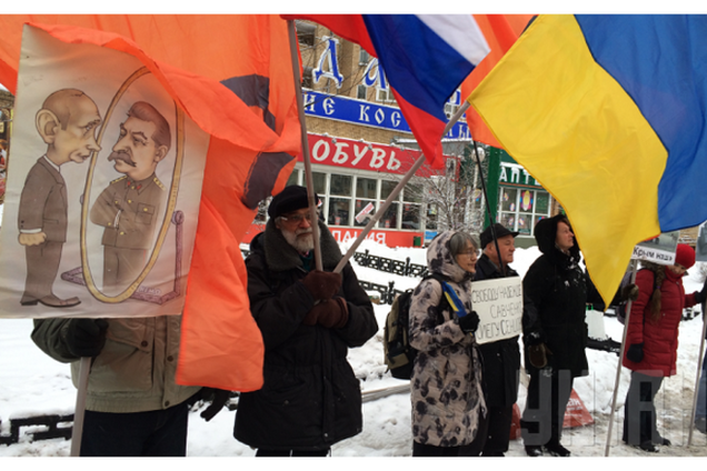 В Москве задержали двух участников антивоенного митинга за карикатуру на Путина