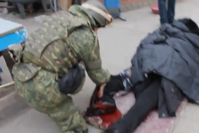 Появилось шокирующее видео, как бойцы 'Азова' забирают раненых и погибших после теракта в Мариуполе