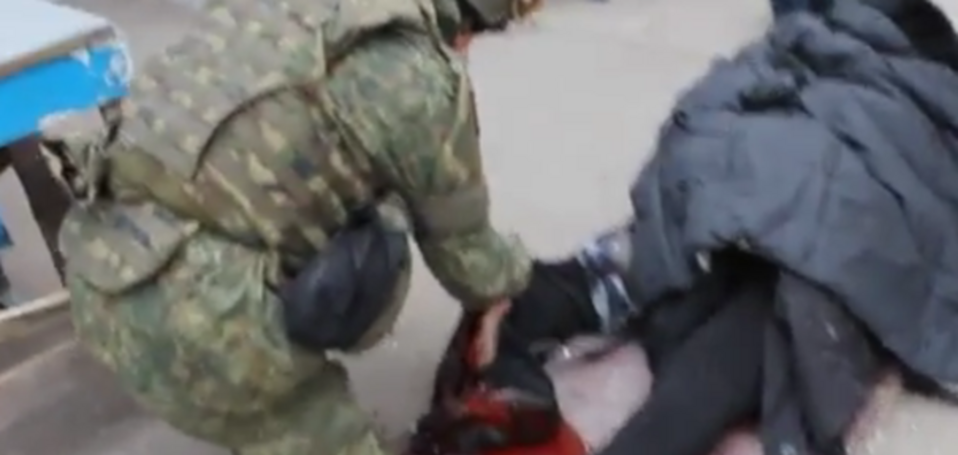 Появилось шокирующее видео, как бойцы 'Азова' забирают раненых и погибших после теракта в Мариуполе