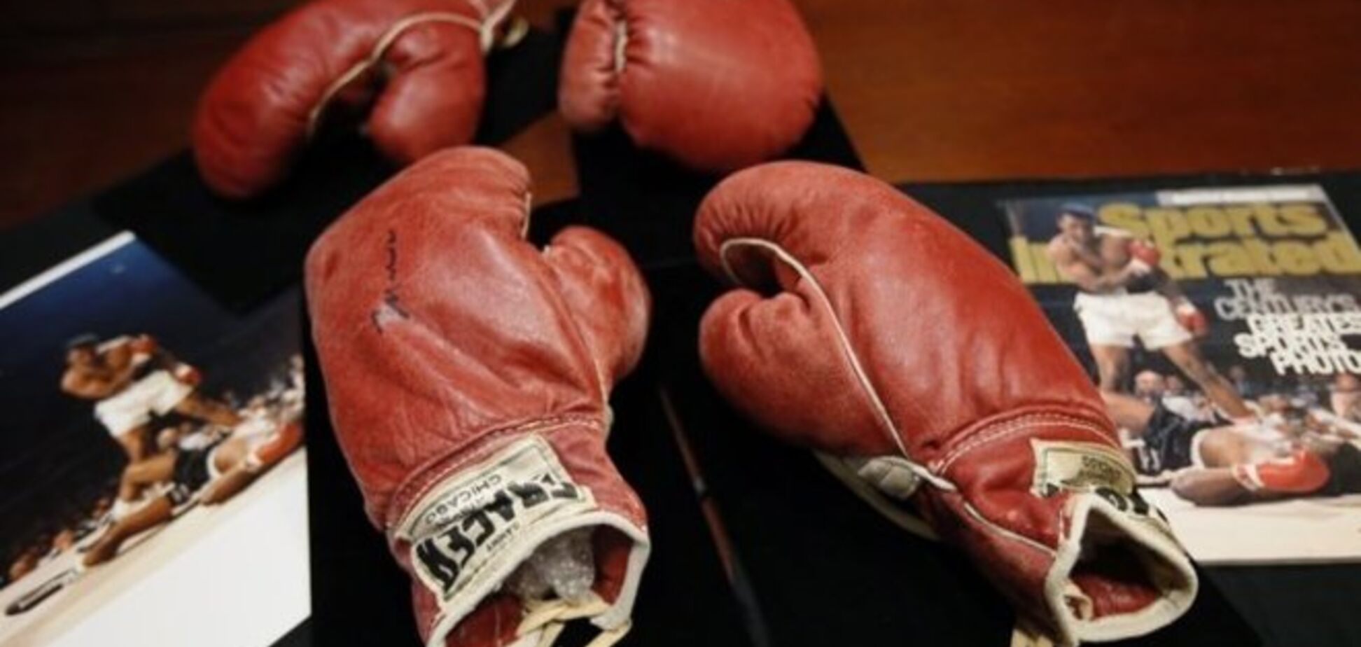 Перчатки легендарного Мохаммеда Али продают за сумасшедшие деньги