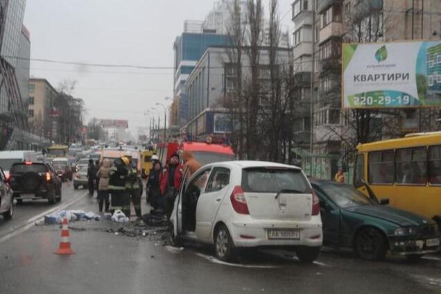 В страшном ДТП в Киеве погибла девушка: фото с места аварии