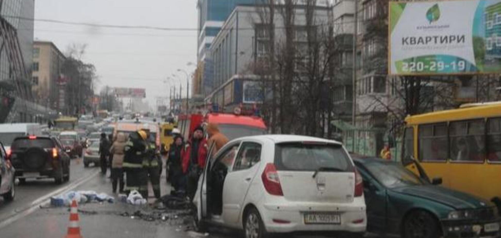 В страшном ДТП в Киеве погибла девушка: фото с места аварии