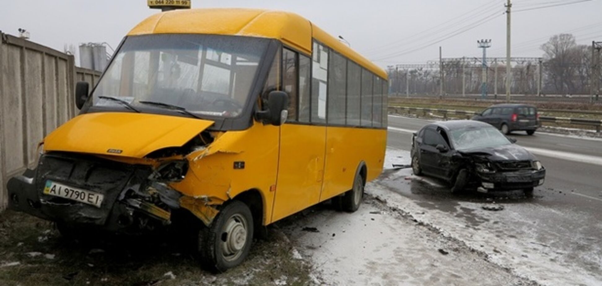 В Киеве маршрутка с пассажирами попала в ДТП: есть пострадавшие