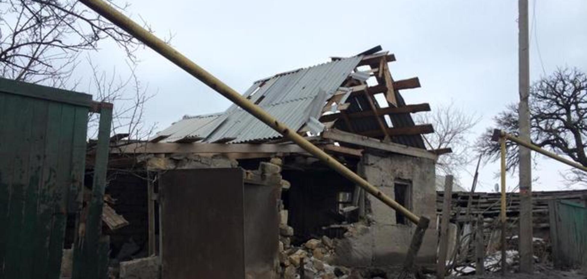 На улицах Станицы Луганской - ни одного прохожего: фоторепортаж из обстрелянного поселка