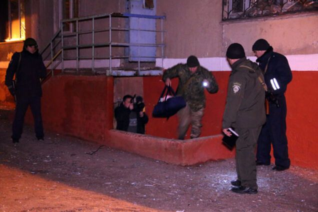 В подвале обстрелянного в Мариуполе дома нашли женщину с ребенком. Фотофакт