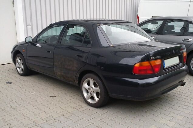 В Чернигове взорвали Mitsubishi-Carisma: в авто нашли обломки гранаты