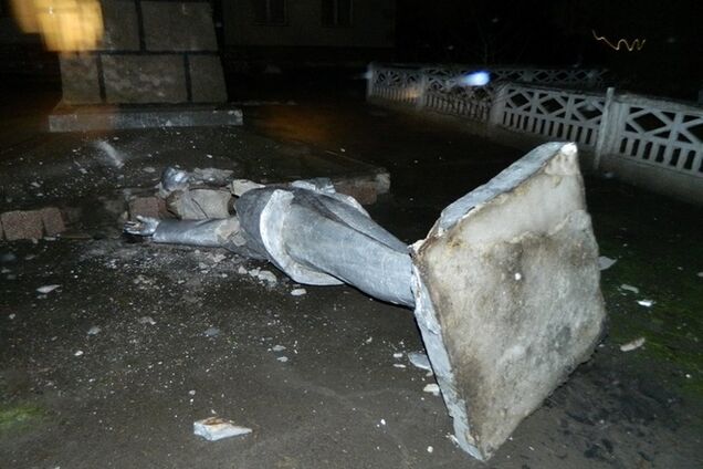 Под Одессой снесли памятники Ленину и Дзержинскому: опубликованы фото и видео