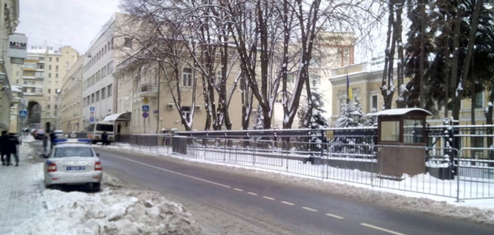 'Выбивали из рук цветы и тушили свечки'. В Москве полиция избила проукраинских активистов