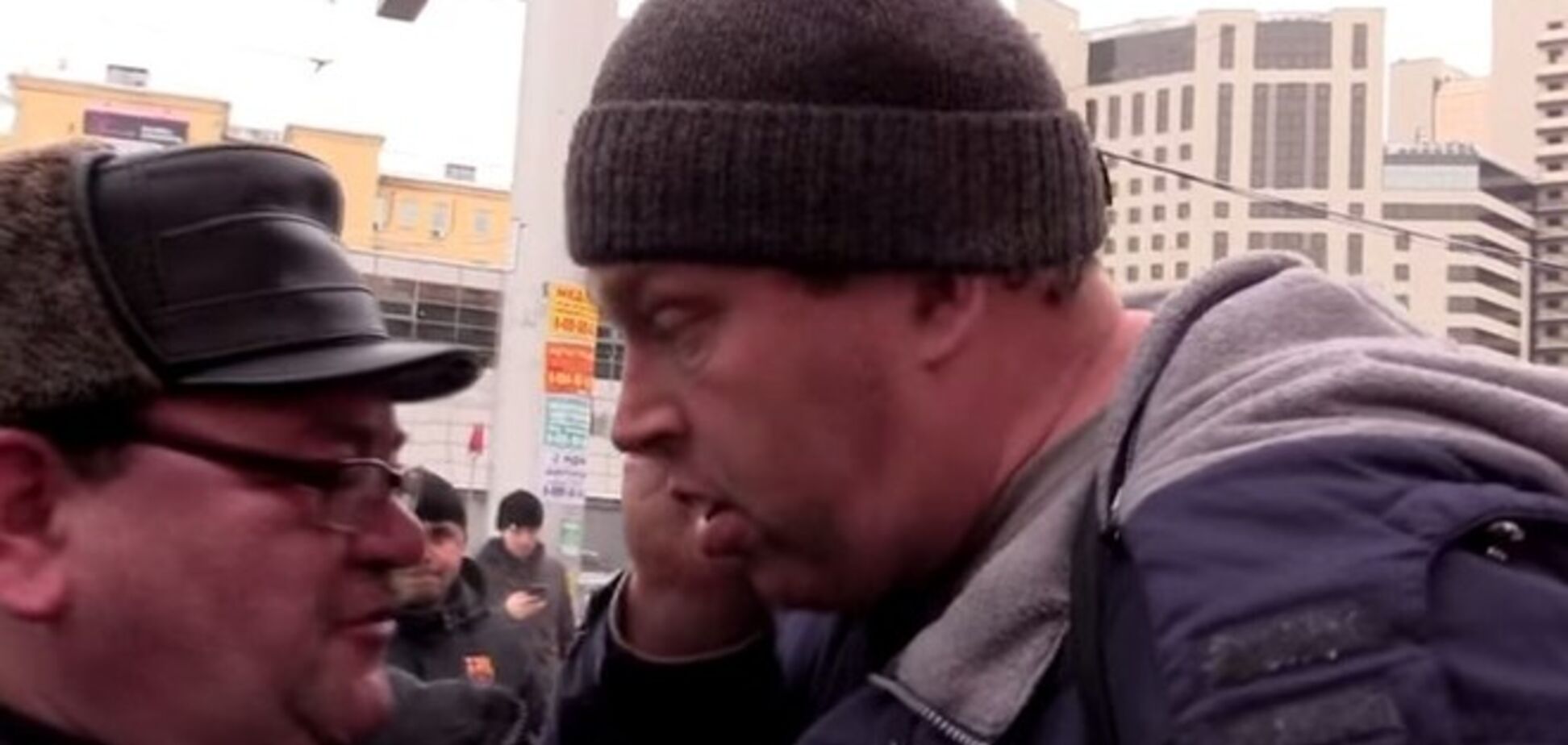 'Да вы фашисты!'. Москвичей разозлил пикет против войны с Украиной: видео потасовки